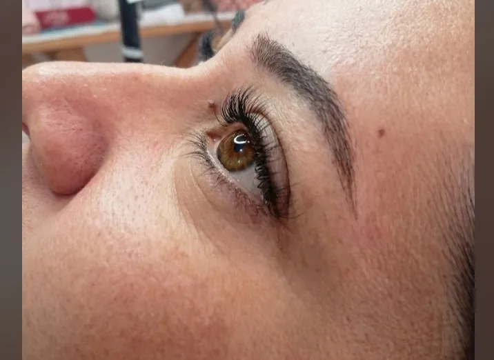 Foto de Fernanda Alves Lash e Brown designer 